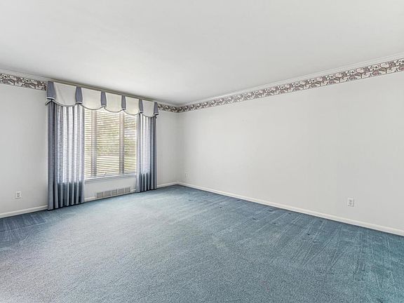 5th image of 220 Chamonix Ct