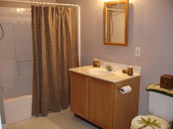 Clean & Spacious Bathrm