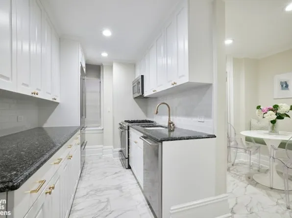 1070 Park Avenue image 7 of 11