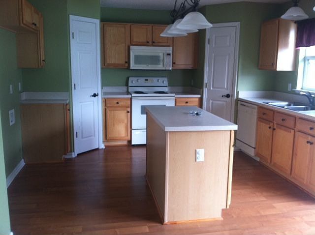 2nd image of 1115 Chateau Cir