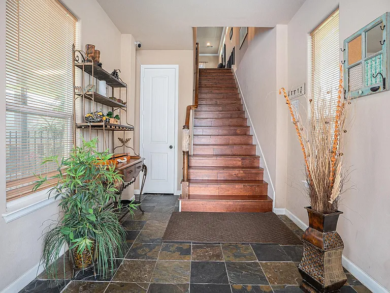 1333 N Meyer Ave — Photo 9