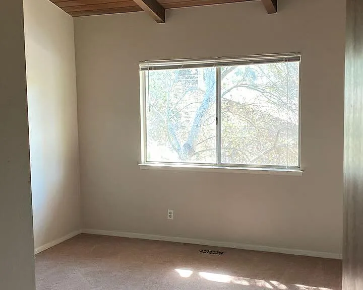 11.5' x 13' middle bedroom, south facing window