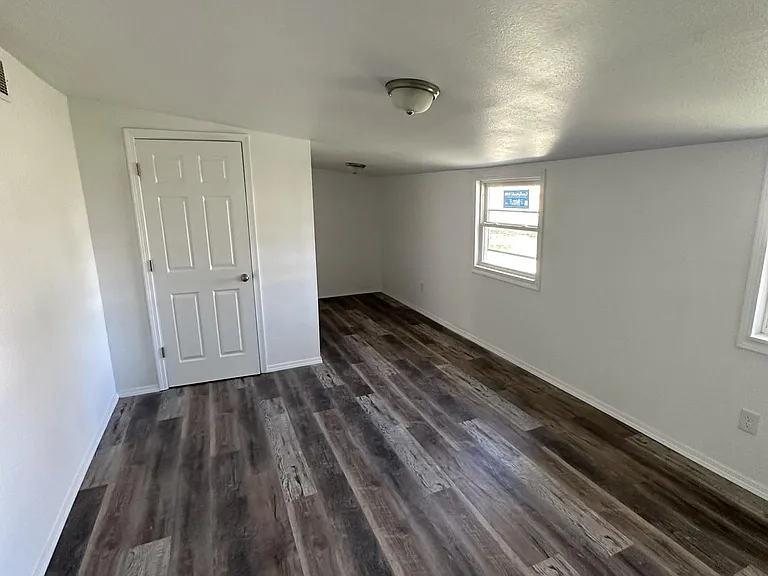 516 E George St — Photo 6