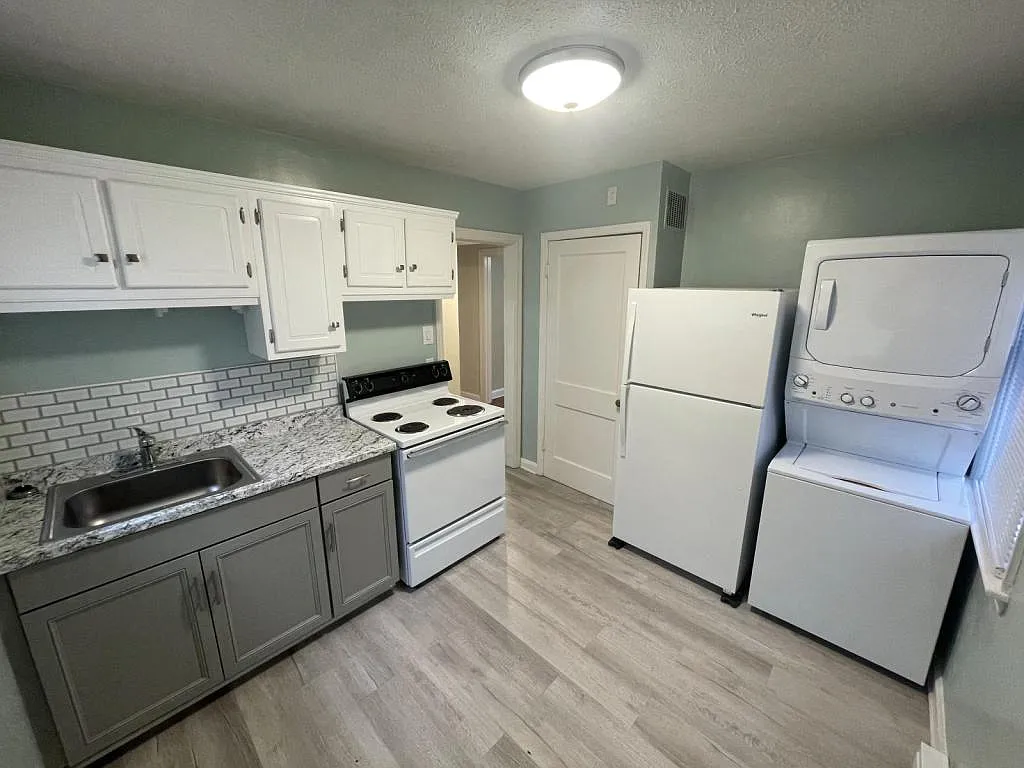 215 Carson Ct — Photo 3