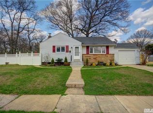 2 Dogwood St, Farmingdale, NY 11735