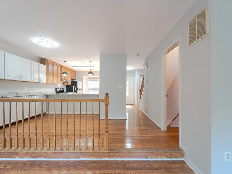 413 Lakeview Ct — Photo 19