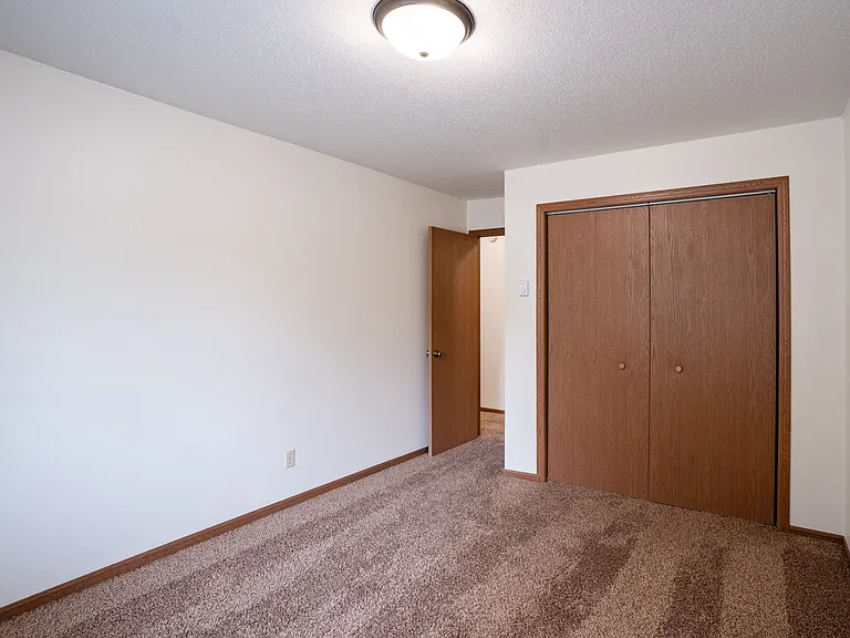 Fargo, ND Monticello Apartments | 21B | Bedroom