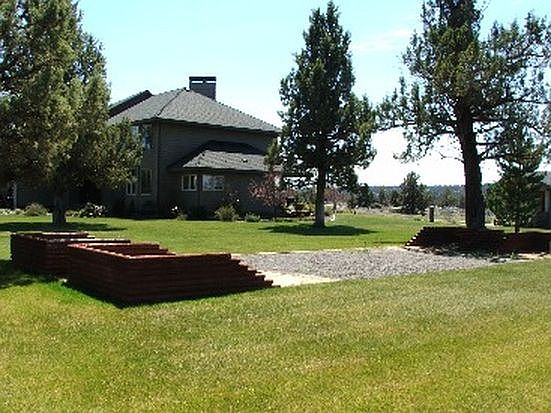 Side yard with horseshoe pit