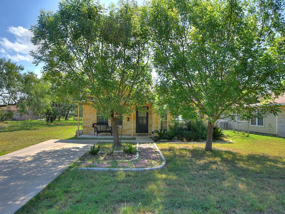 1st image of 835 Pecan Ln