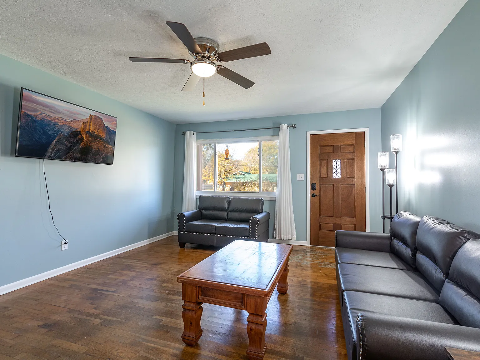 3 bed, $2,000 — Photo 3