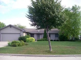 7995 W Lake Pointe Dr, Franklin, WI 53132