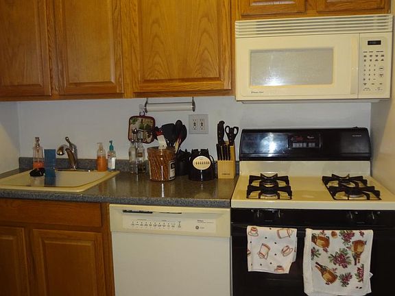 kitchen with Microwave
