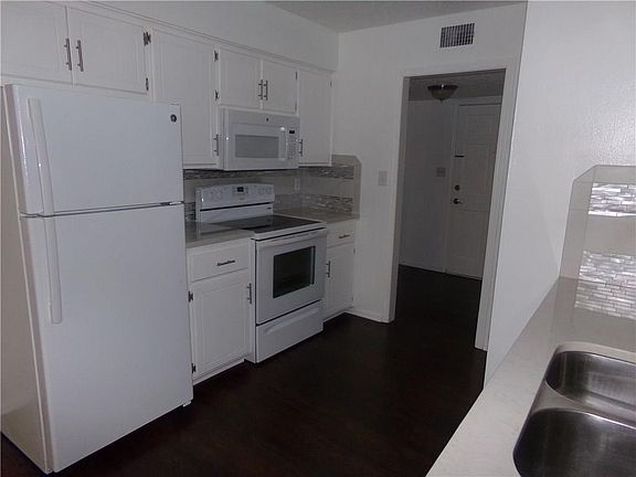4th image of 1705 E Lindsey St