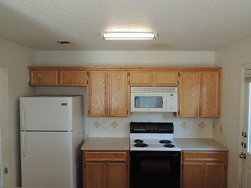 3rd image of 933 Rosewood Dr #B