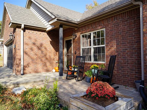 2nd image of 3 Headley Cir