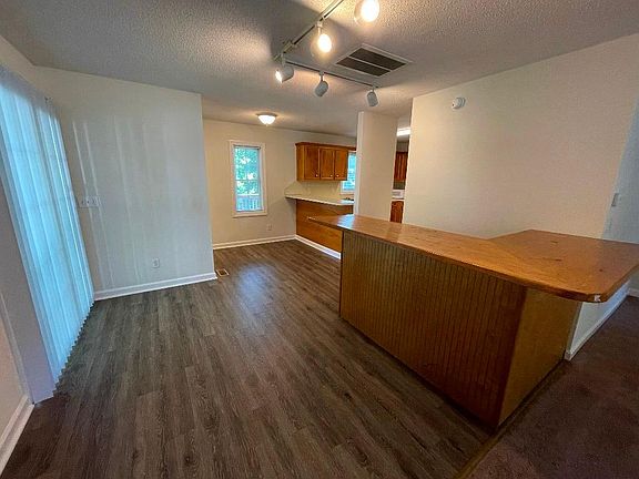 5th image of 605 Avery St