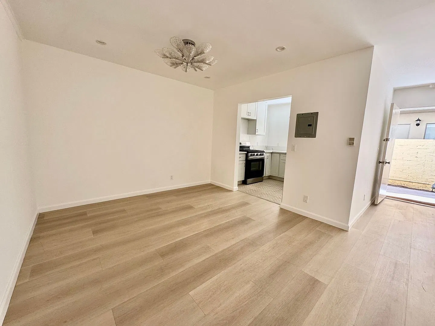 Beautifully Designed 2-bedroom residence in Beverly Hills — Photo 2