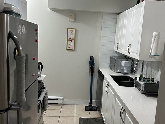 4th image of 3978 Albert St #209