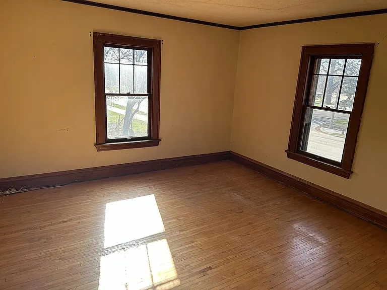341 Parker Ave E — Photo 9