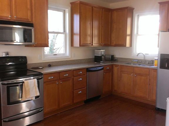 Large kitchen w/ stainless and granite