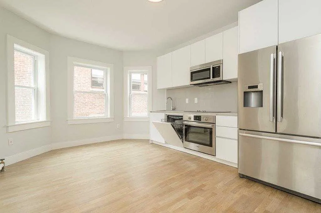 3 bed, $4,400 — Photo 1