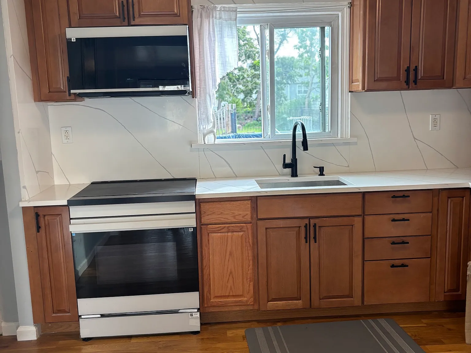 3 bed, 1.0 bath, 964 sqft, $2,700 — Photo 4