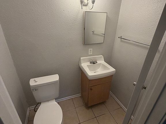 2nd image of 909 NE 31st St