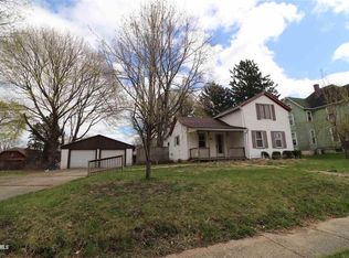1135 S Oak Ave, Freeport, IL 61032