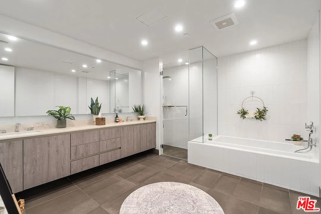 724 N Croft Ave — Photo 4