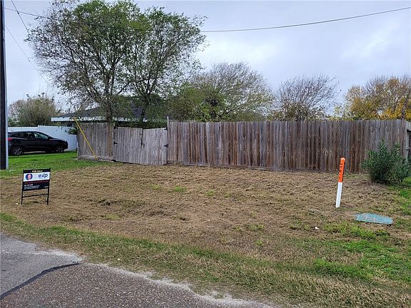 5th image of 906 Mounts Drive