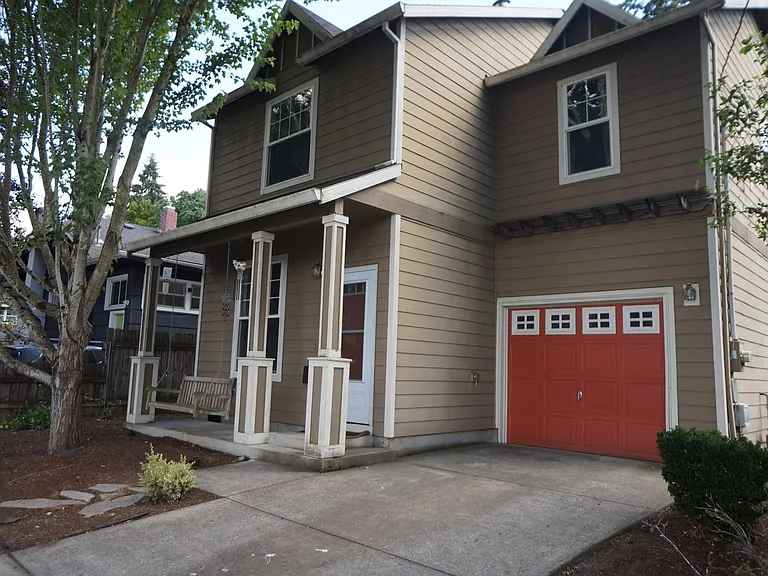 3822 SE Schiller St — Photo 1
