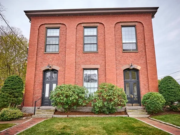 37 Forrester St APT 4, Newburyport, MA 01950