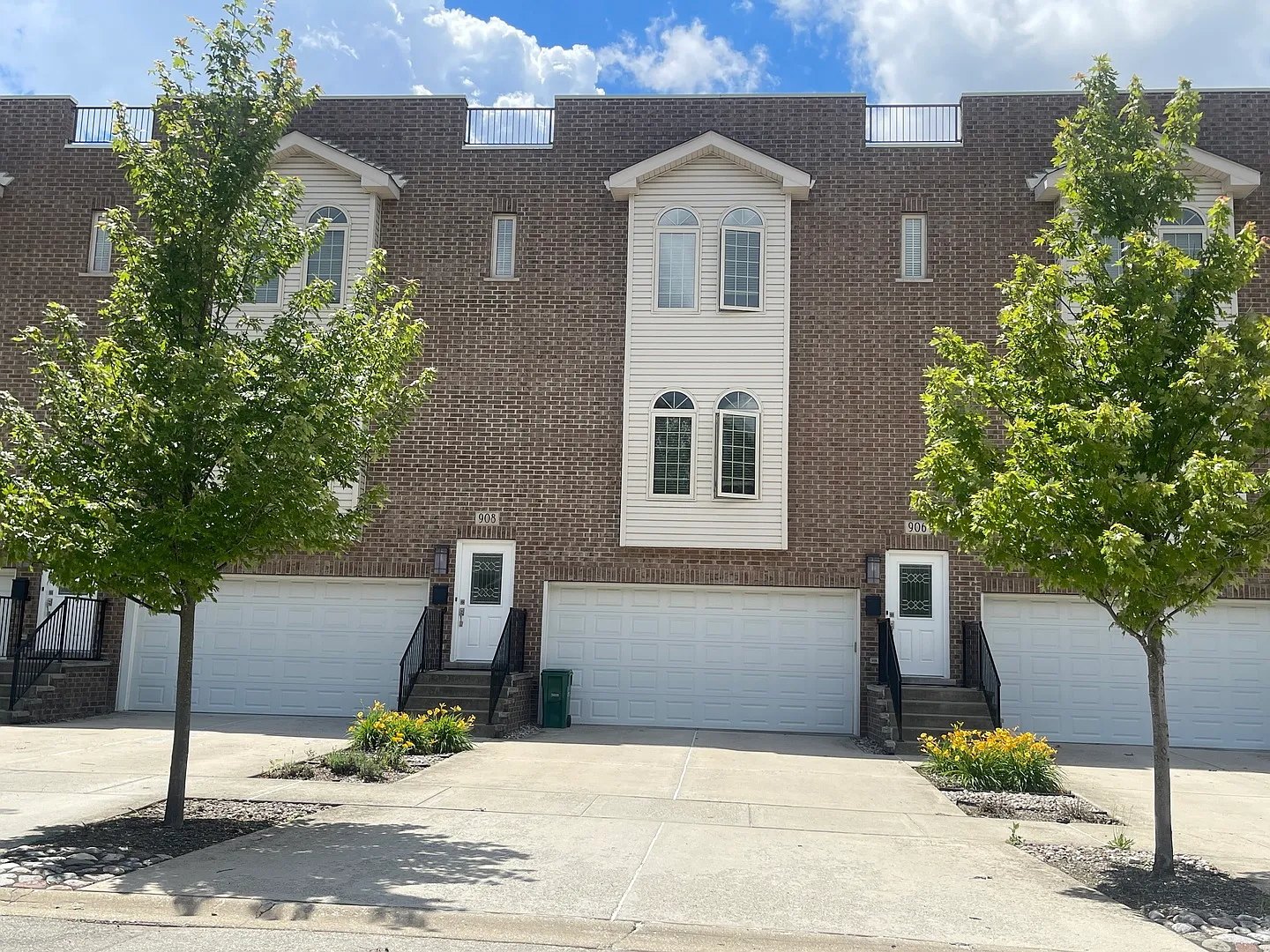 3 bed, 2.5 bath, 2400 sqft, $3,300 — Photo 1