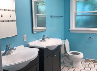 2400 Woodland Ln N, Riverwoods, IL