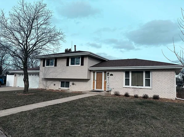 549 Willow Ln, Beecher, IL 60401