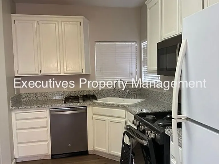 654 Gateway Dr — Photo 6