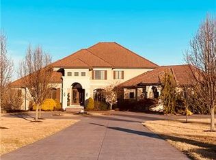 10001 Stonehaus Dr, Lees Summit, MO 64086