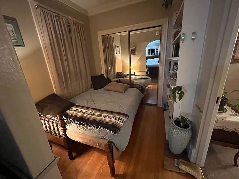 Reading Nook couch converts into a full-size bed! When booking for 2 persons, please let us know if you are interested in this option.