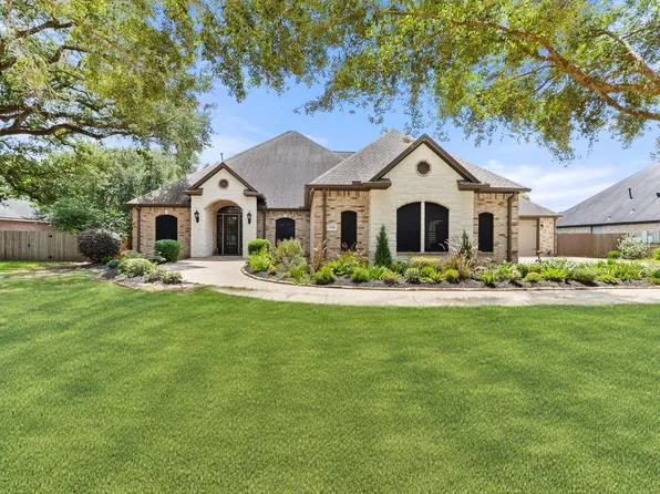 1105 Oak Park Dr, Angleton, TX 77515