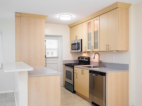 2nd image of 900 6th St APT 15