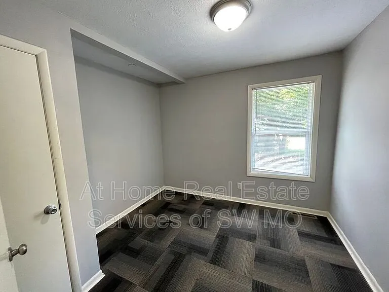1343 E Elm St — Photo 6
