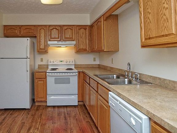 2nd image of 16494 Cottonwood Pl
