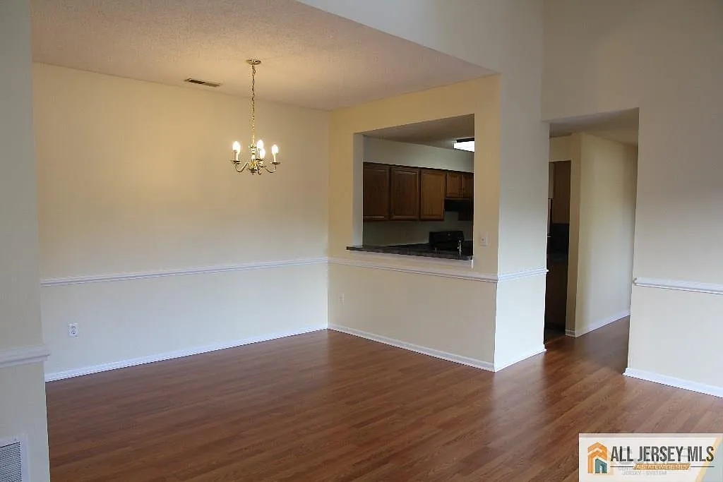 3 bed, 2.0 bath, 1136 sqft, $2,950 — Photo 3
