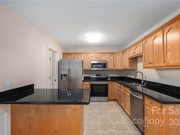 4th image of 1209 Farm Branch Dr
