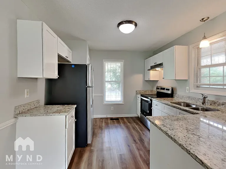 104 Carrington Dr — Photo 4