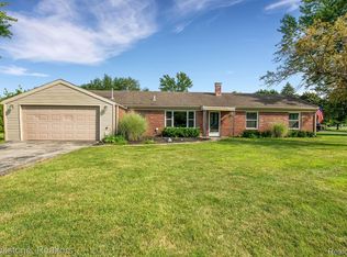 8388 Galloway Dr, Lambertville, MI 48144