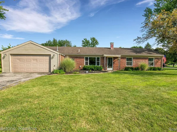 8388 Galloway Dr, Lambertville, MI 48144