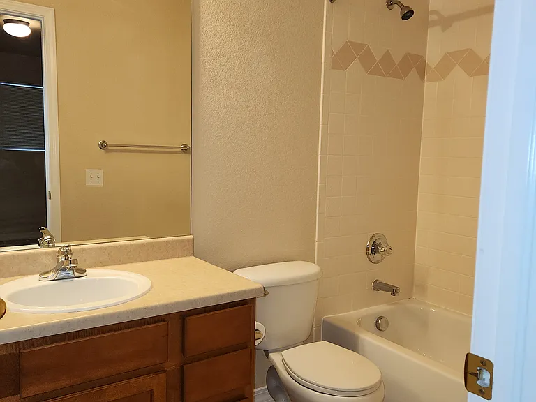 Upstairs 2nd Bedroom - Private Bathroom