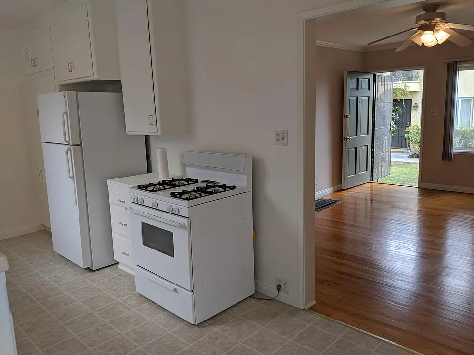2131 1/2 Stewart St