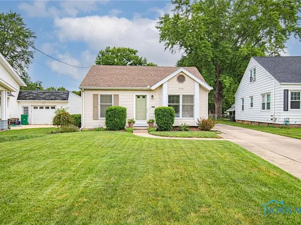 424 Hillside Dr, Rossford, OH 43460